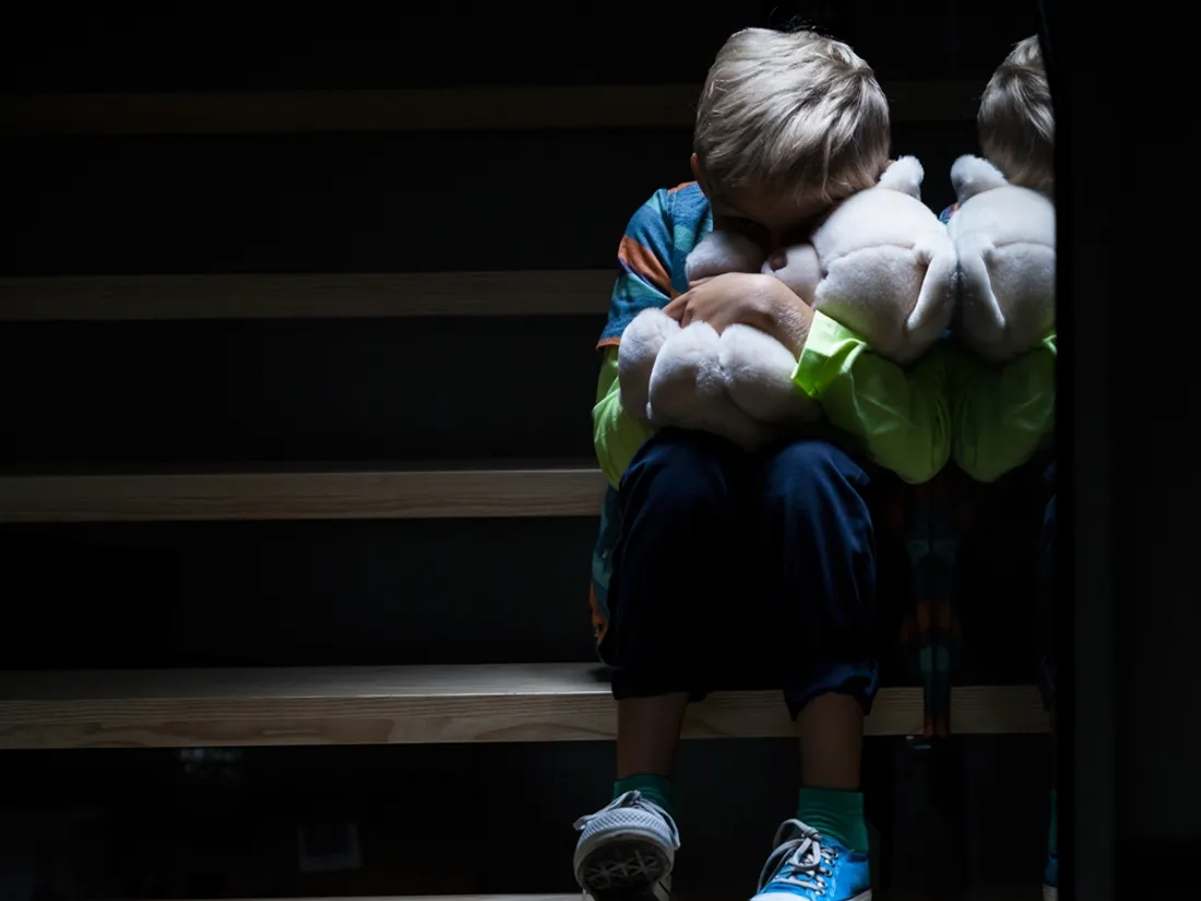 illustration enfant peur triste noir doudou_08 04 22_Bialasiewicz - Envato Elements