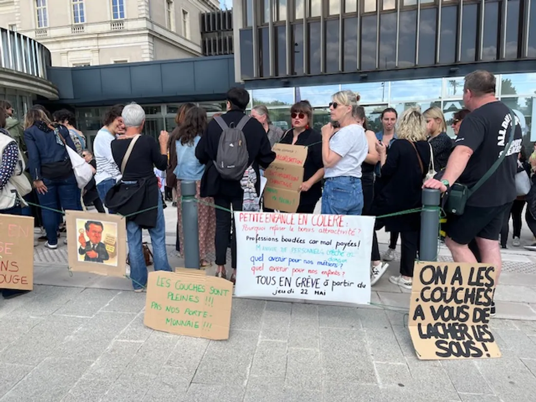 140 manifestants pour le versement du Bonus attractivité devant la mairie d'Angers, jeudi 22 mai