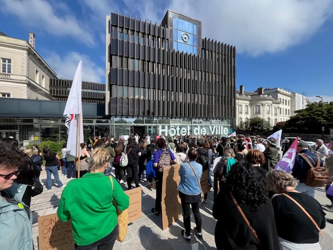 140 manifestants pour le versement du Bonus attractivité devant la mairie d'Angers, jeudi 22 mai