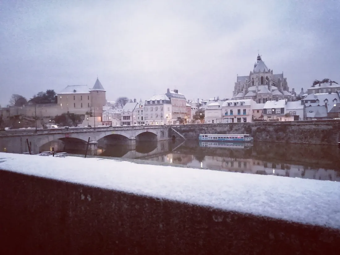 La neige a enveloppé Mayenne d'une pellicule blanche ce mardi 9 janvier 2024.