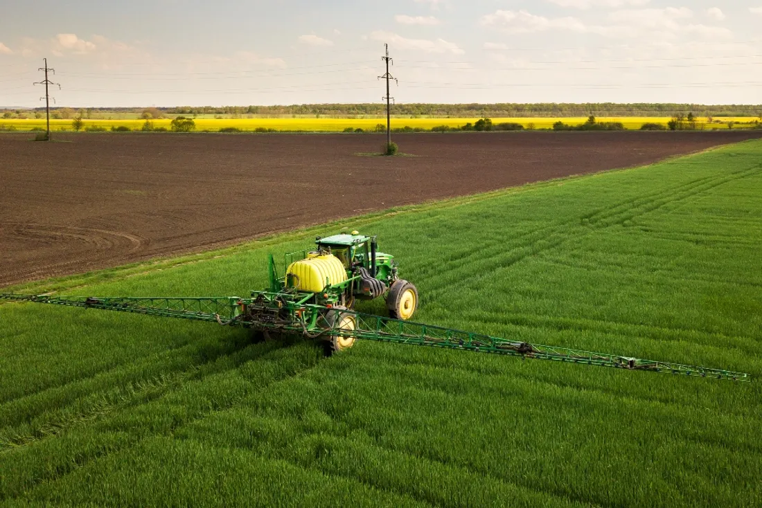 tracteur champ pesticides pulvérisation_12 02 23_Bilanol - Envato elements