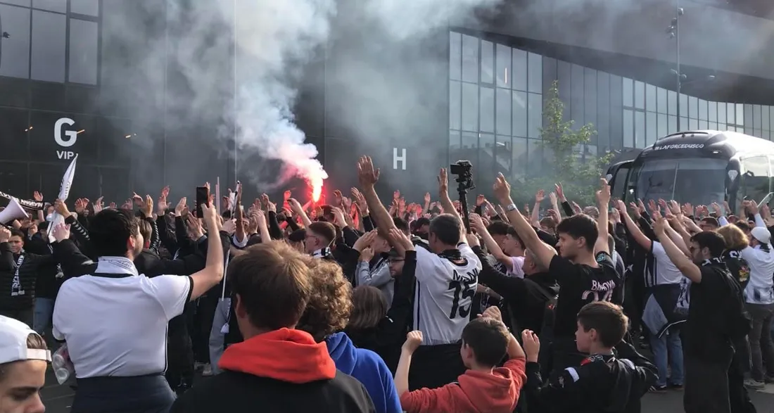 Le cortège angevin venu accueillir le bus du SCO.