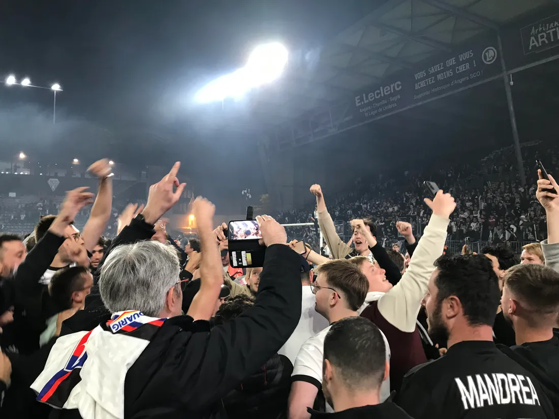 Les supporters angevins profitent de la pelouse pour fêter la montée en Ligue 1.