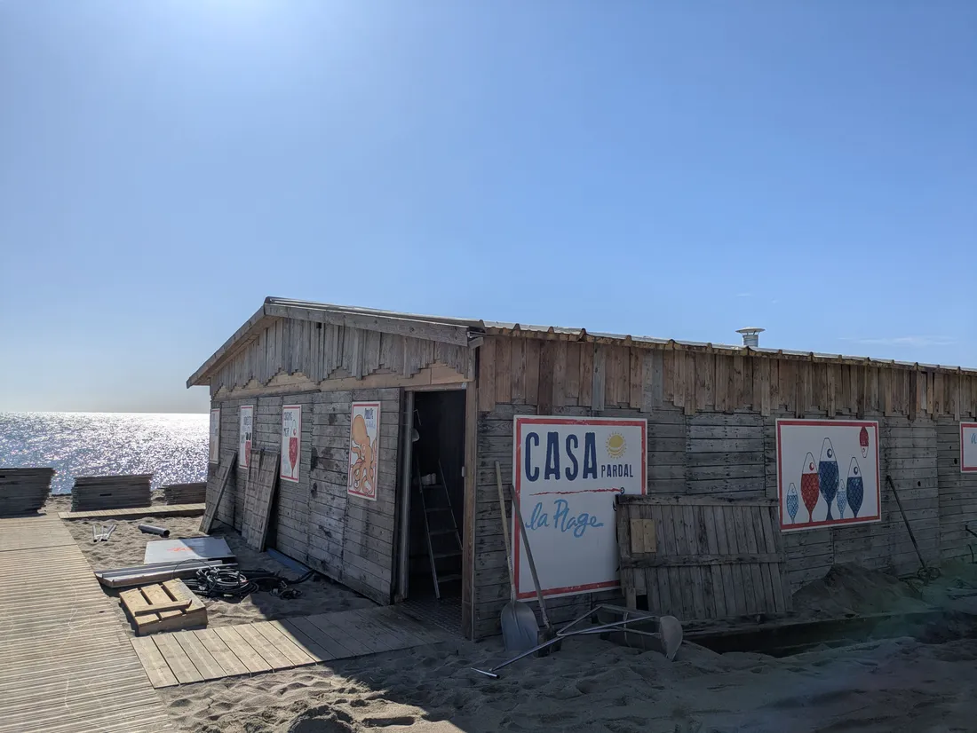 Le club de plage La Casa Pardal en chantier avant son ouverture le 1er mai
