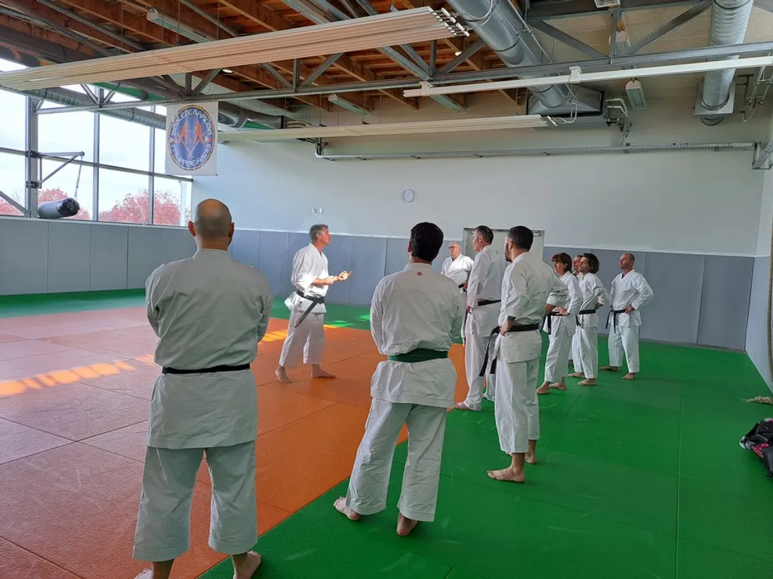 Lionel Froidure, professeur au Blagnac Arts Martiaux, donnant un cours de karaté.