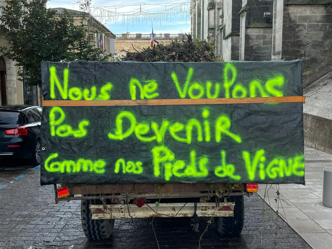 Banderole à l'arrière d'un camion dans Auch ce mardi matin