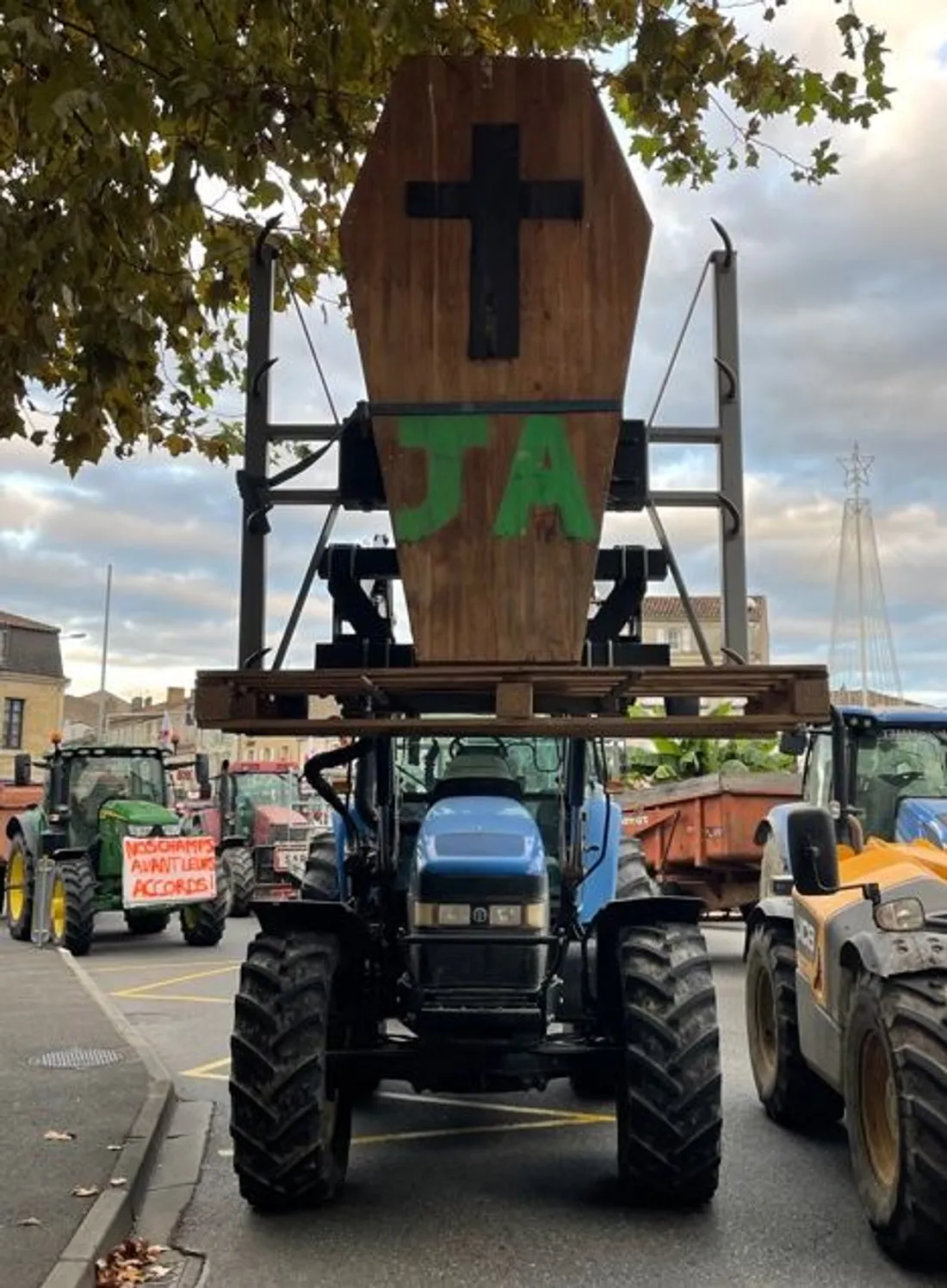 Près de 200 manifestants et une cinquantaine de tracteurs ont bloqué la basse ville d'Auch lundi.