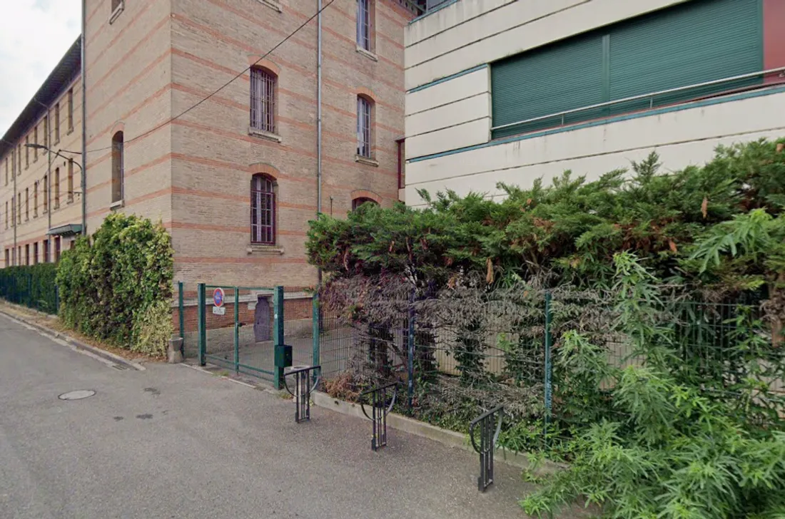 Les faits se sont produits jeudi dernier pendant la pause déjeuner devant le lycée Jules-Michelet