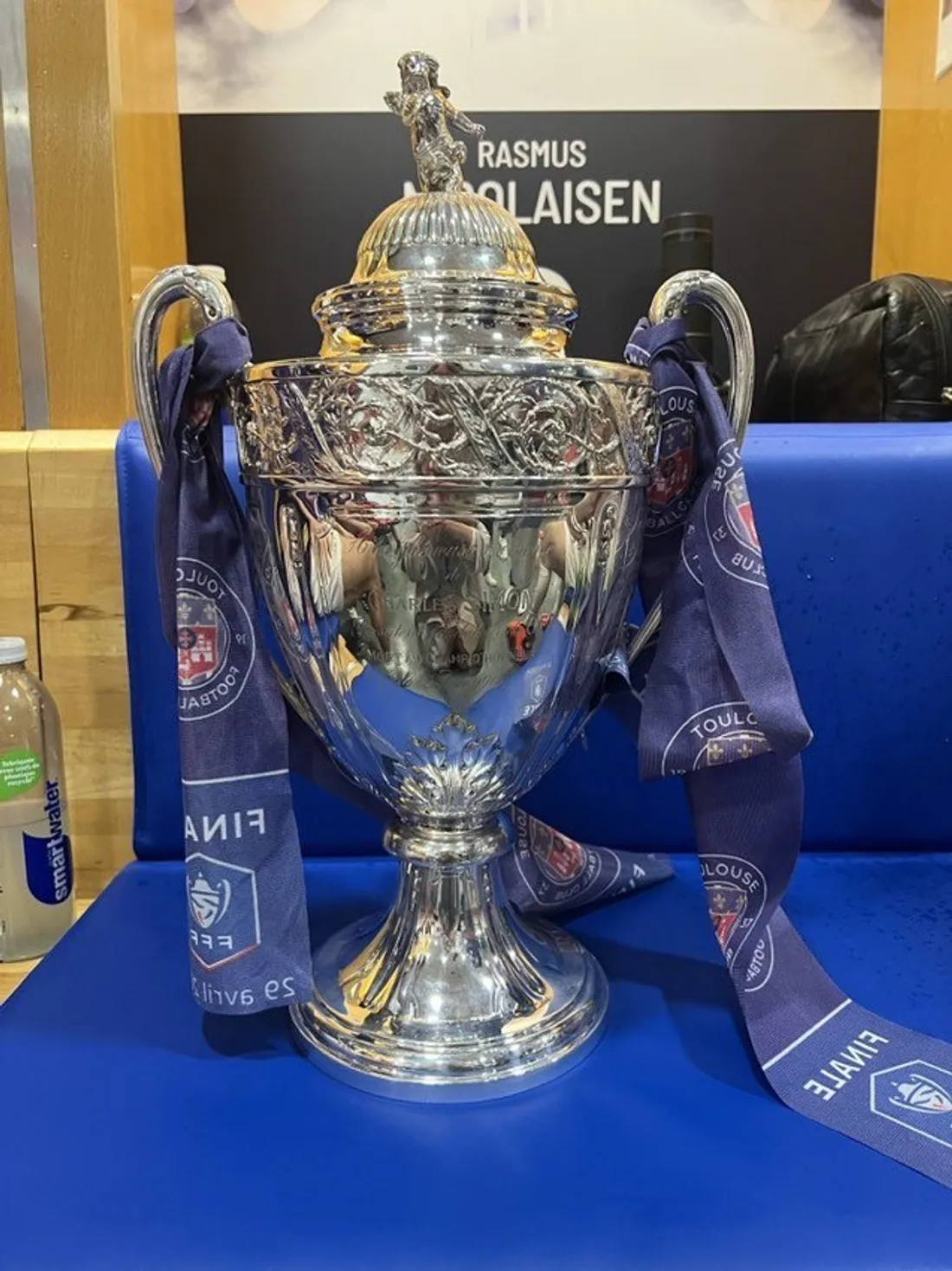 La Coupe de France dans le vestiaire du TFC au Stade de France. 