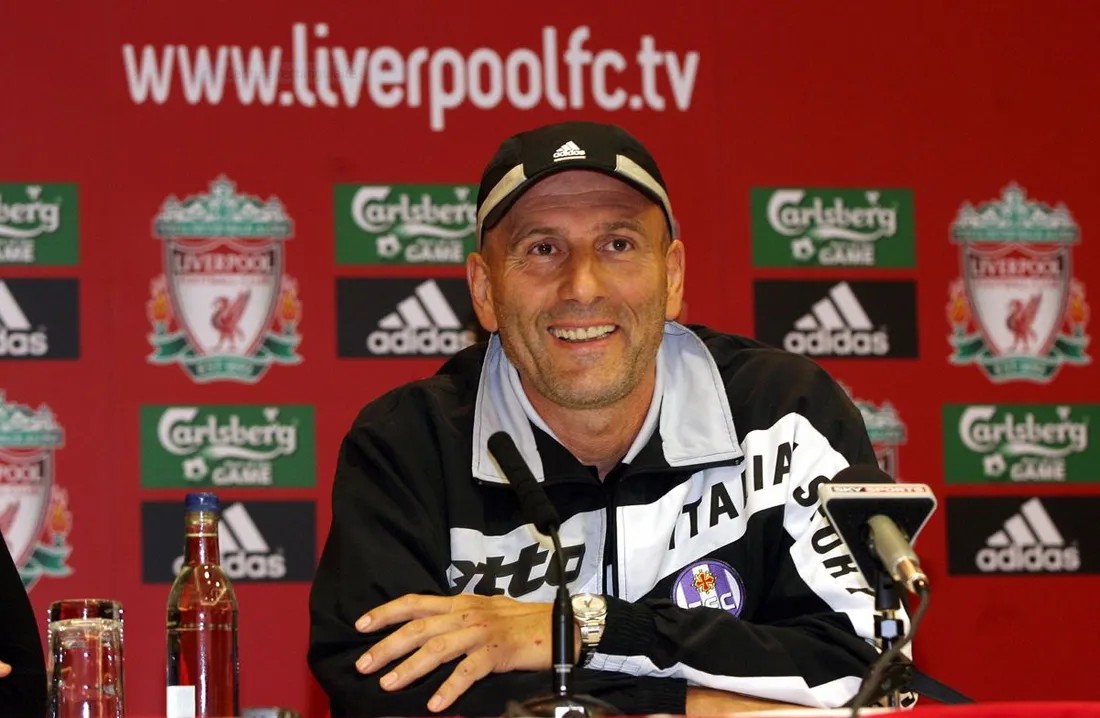 Elie Baup en conférence de presse à Anfield, en 2007. 