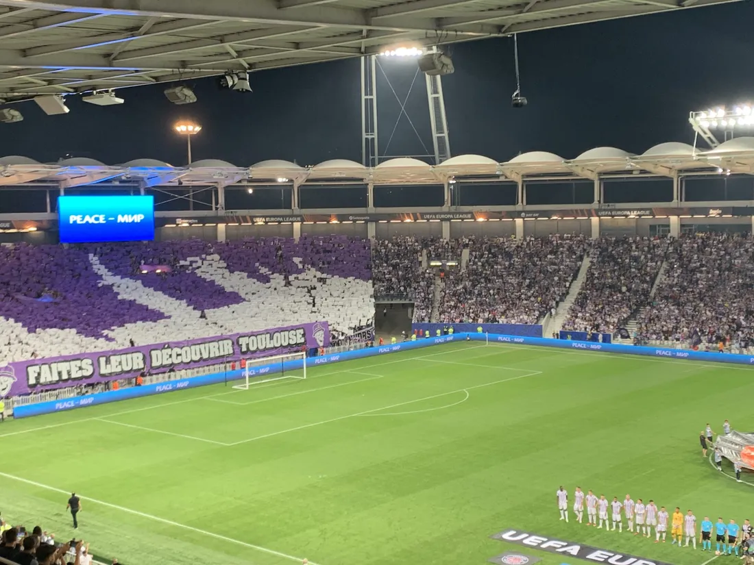 Le tifo toulousain au coup d'envoi ce jeudi soir. 