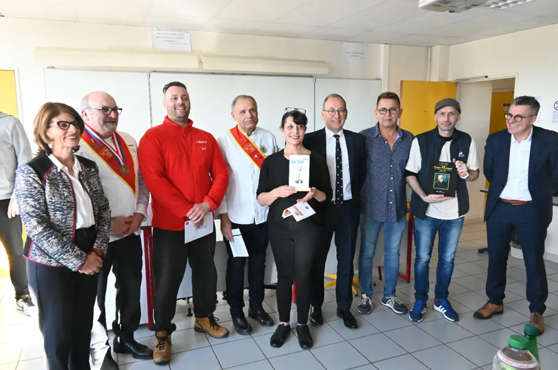 Edith entourée des membres du jury de Job Chef.