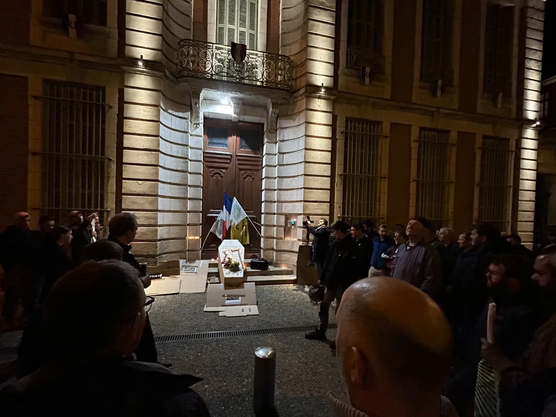 Les agriculteurs ont déposés un cercueil  au pied de la préfecture de Tarn-et-Garonne ce jeudi soir 