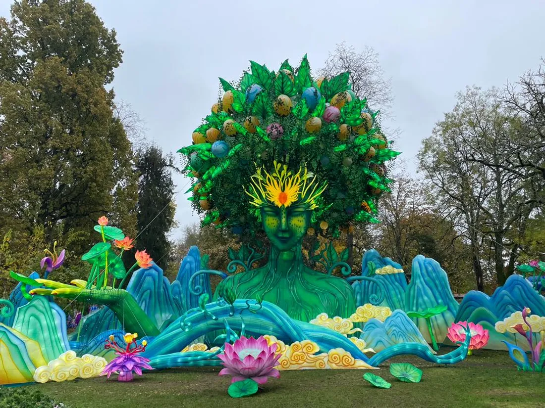 Une statue couverte de plantes, entouré par la nature