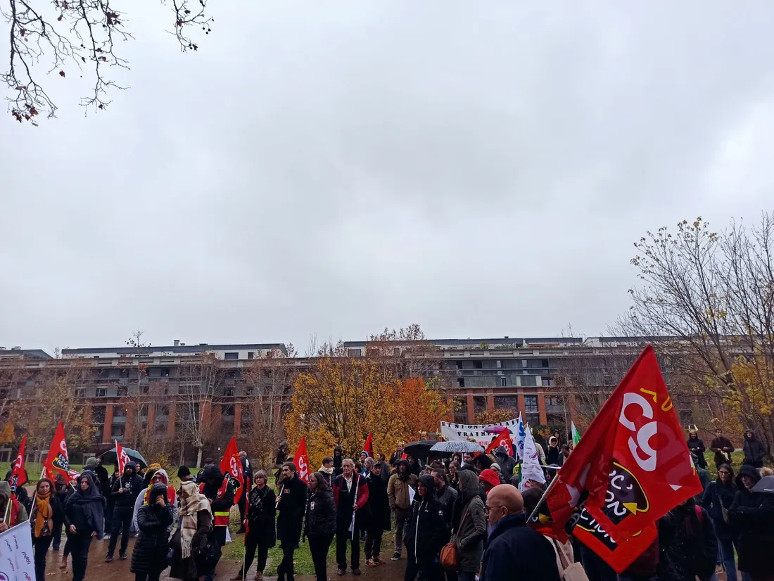 Les enseignants écoutent le discours d'un syndicat