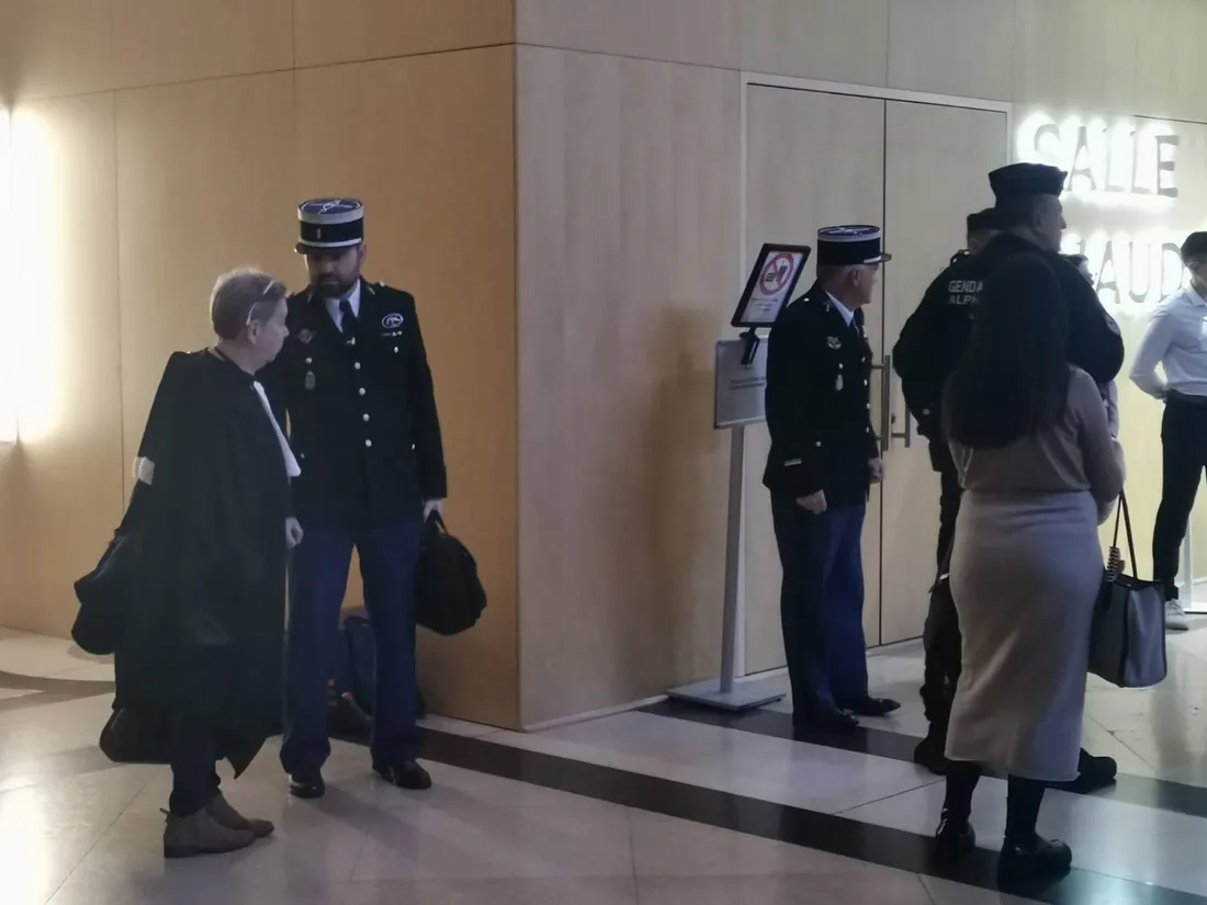 Le procès entourant la mort du gendarme Arnaud Beltrame et de 3 autres civils en 2018 s'ouvre.