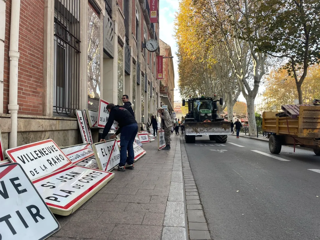 Les panneaux retirés dans les communes, déposés devant la préfecture
