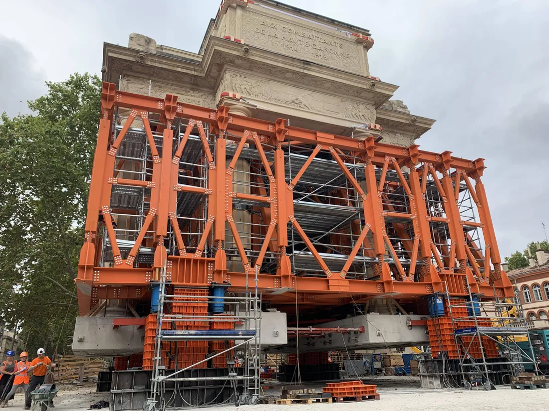 Cinq jours pour suspendre à 1m60 le monument aux morts de Toulouse 