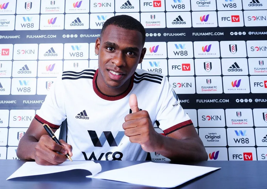 Issa Diop lors de sa signature à Fulham