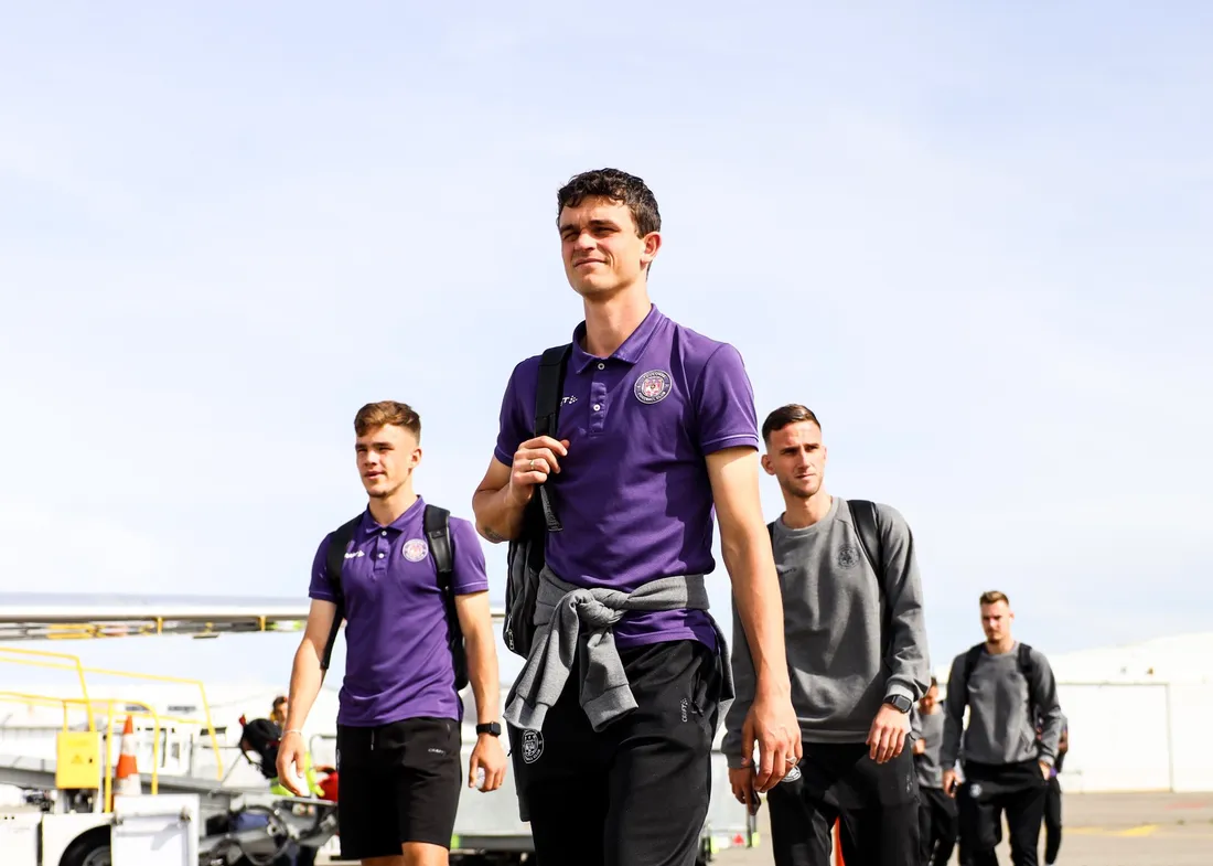 Les joueurs du TFC à l'embarquement le 27 avril 2023. 