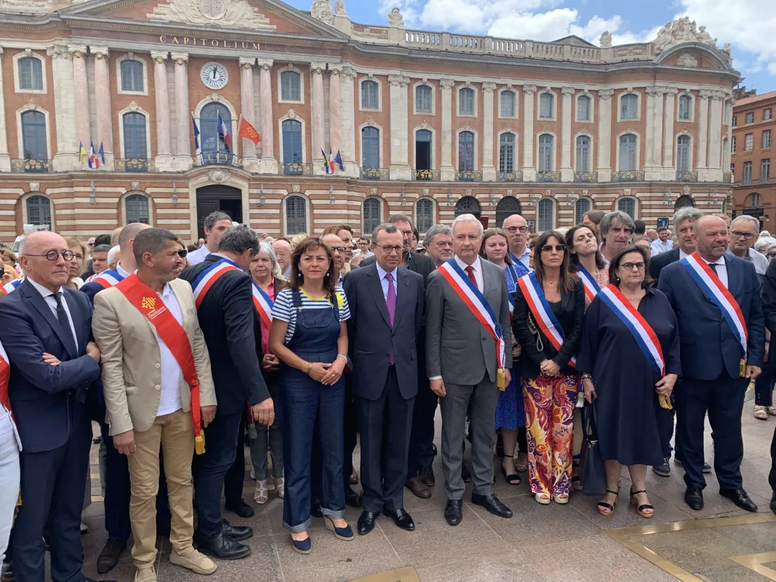 Rassemblement à l'appel de l'association des maires. 
