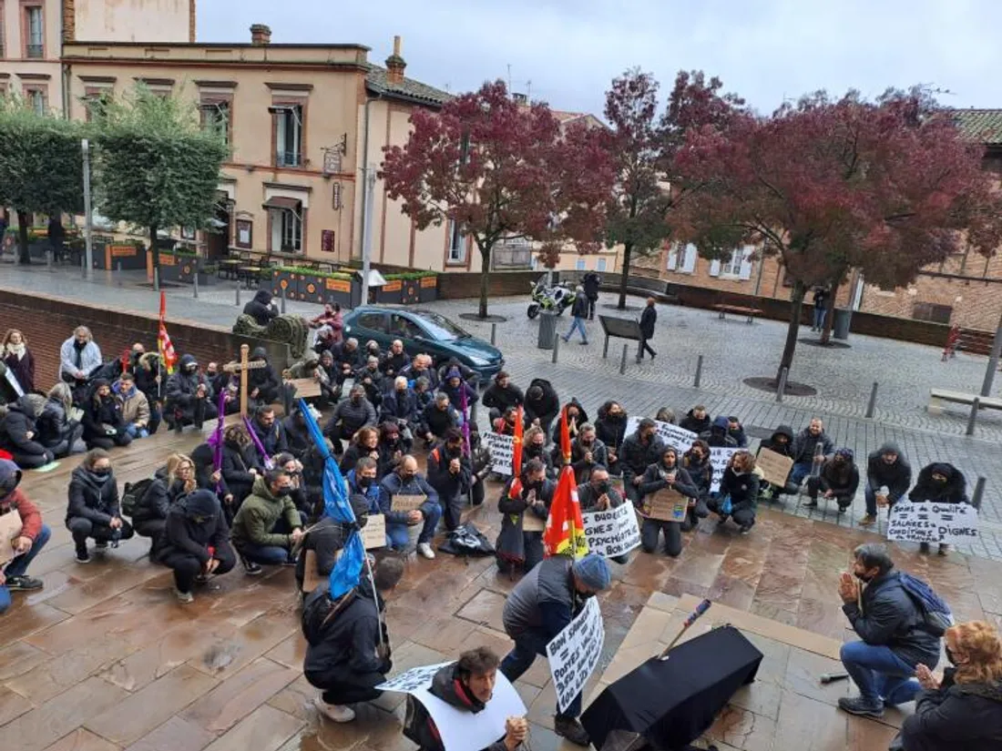 Hommage symbolique à la psychiatrie devant la Cathédrale Sainte-Cécile d'Albi