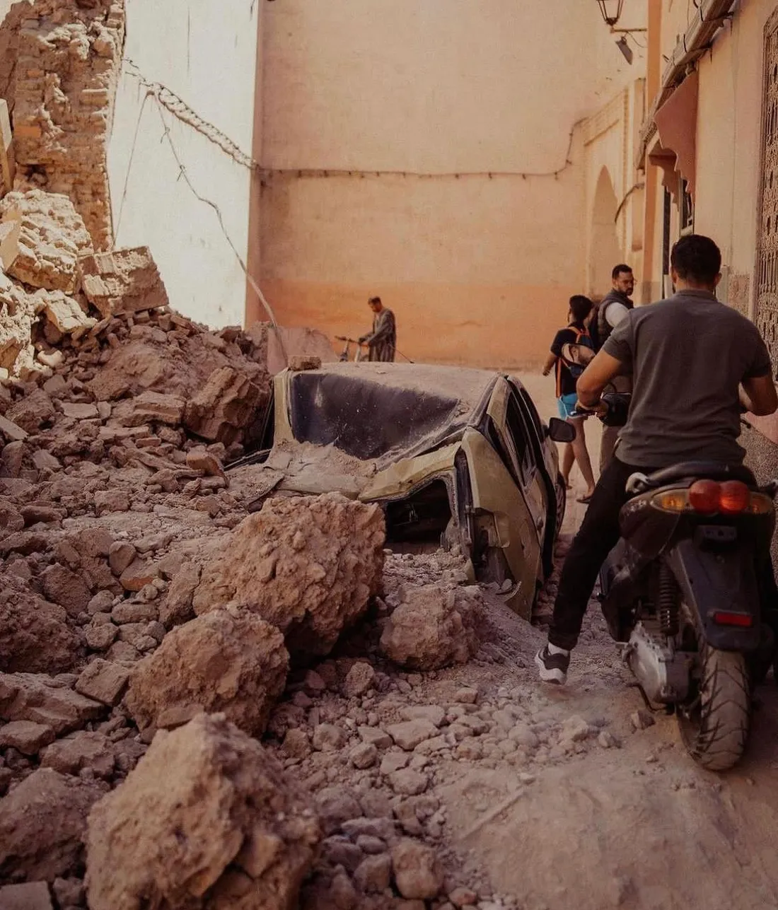 Les décombres dans les rues marocaines après le terrible séisme qui a touché le pays vendredi soir
