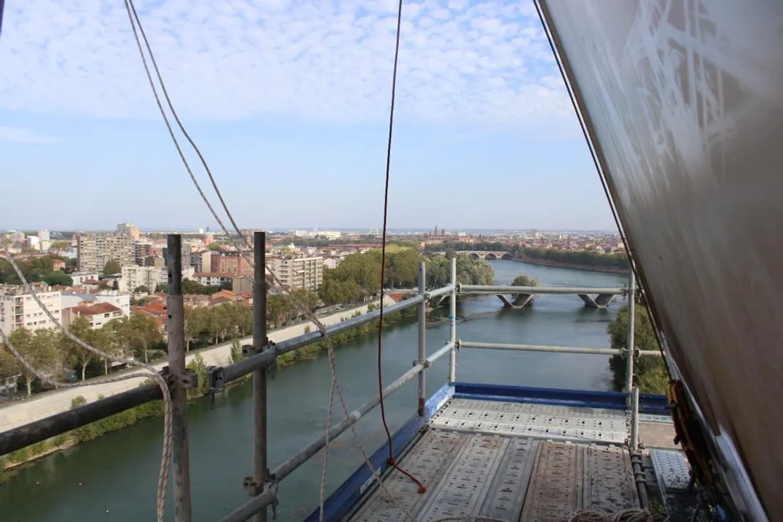 Vue des hauteurs de l'ouvrage de la passerelle de Rapas