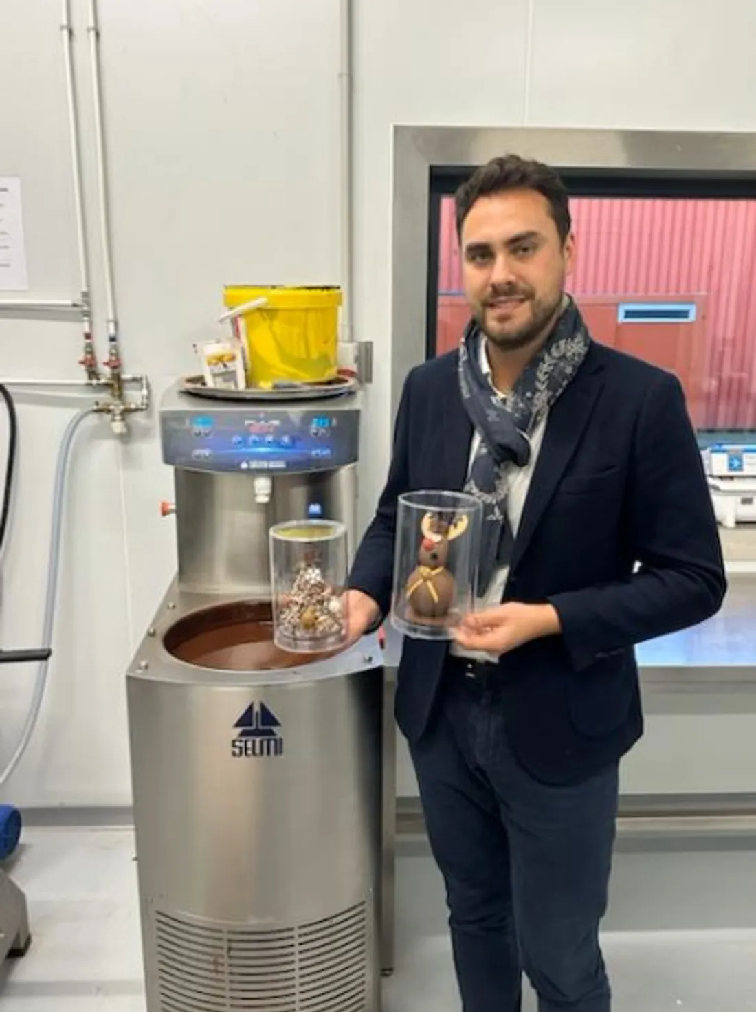 Le chocolatier Grégoire Pécou dans ses ateliers de fabrication à Montauban.
