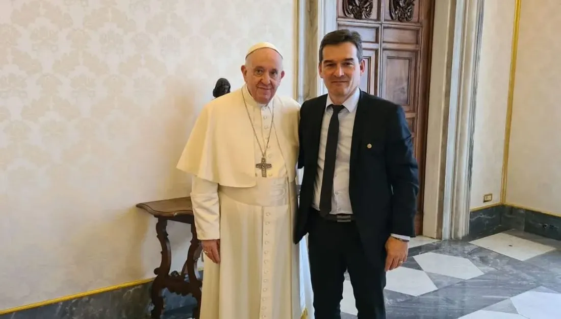 Le maire de Lourdes Thierry Lavit avec le Pape François en 2022 au Vatican.
