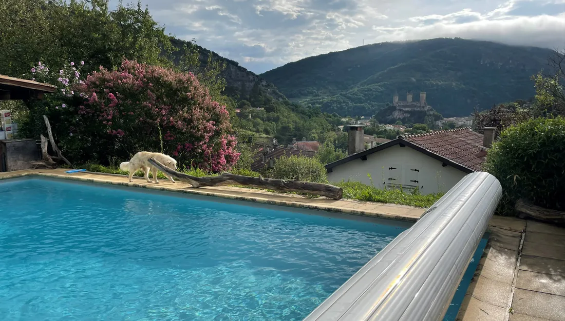 Jackie ouvre sa piscine aux personnes qui n'ont pas pu partir en vacances