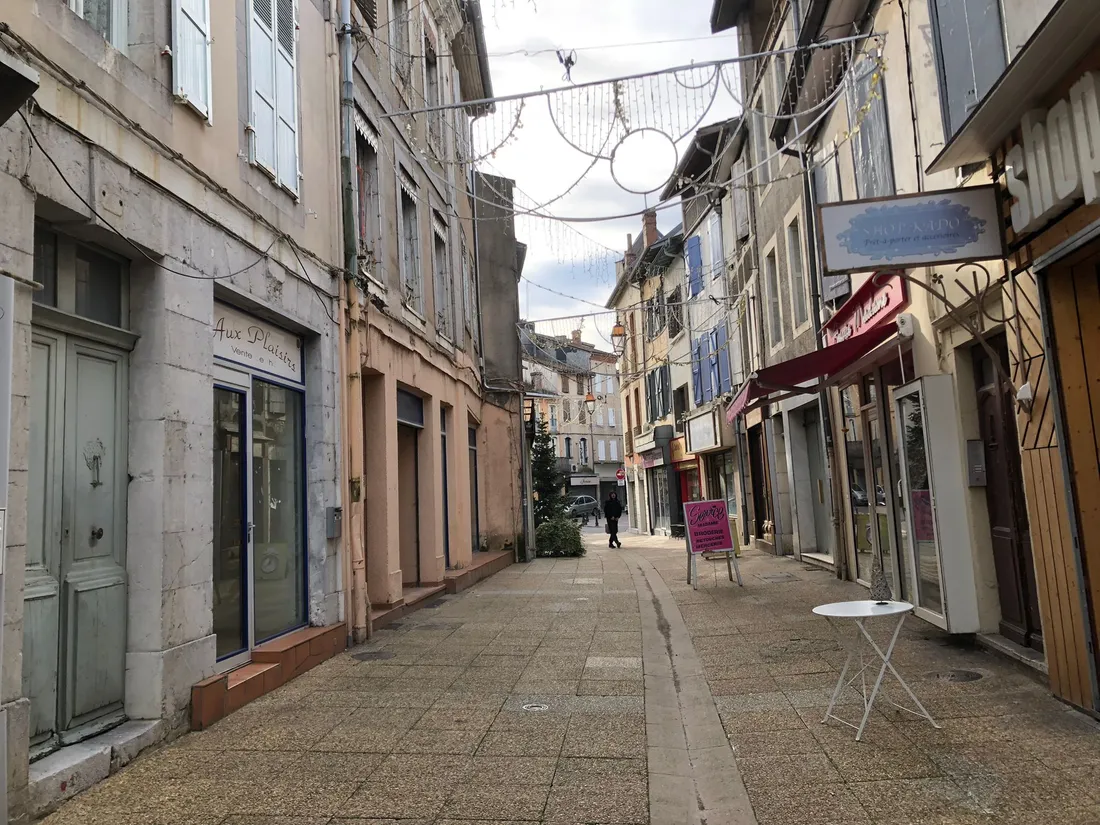 Dans les rues de Saint-Gaudens, beaucoup de locaux commerciaux sont vacants