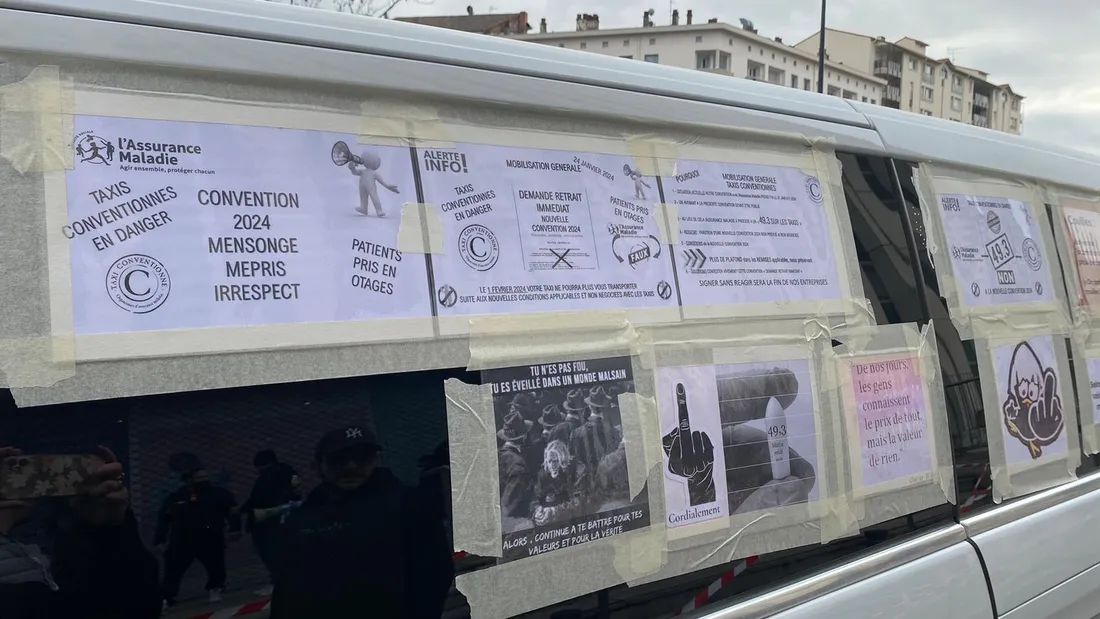 Messages visibles sur une vitre de Taxi à proximité de la CPAM de la Haute-Garonne.