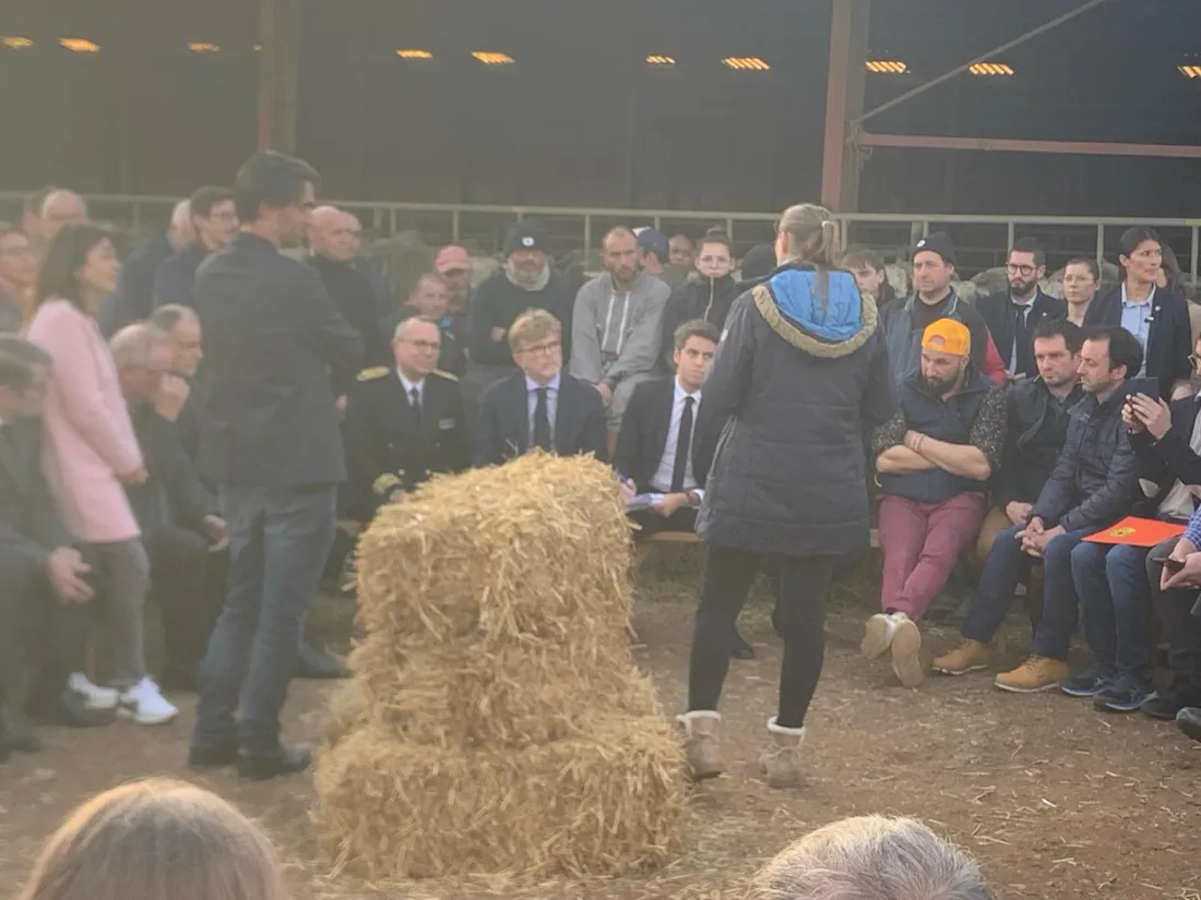 Gabriel Attal et son ministre de l'agriculture, studieux, face aux doléances de la profession. 