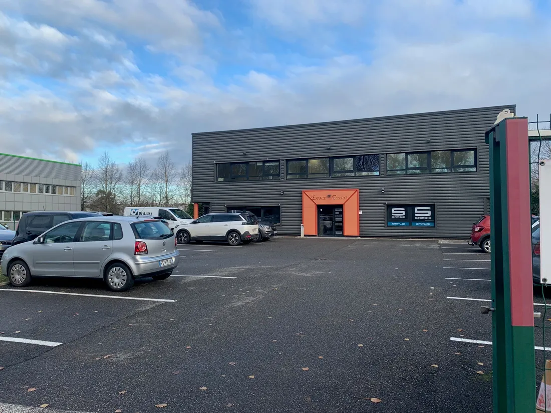 L'agence de voyage Ciel et Terre a-t-elle servi à blanchir de l'argent pour le compte du maire ?