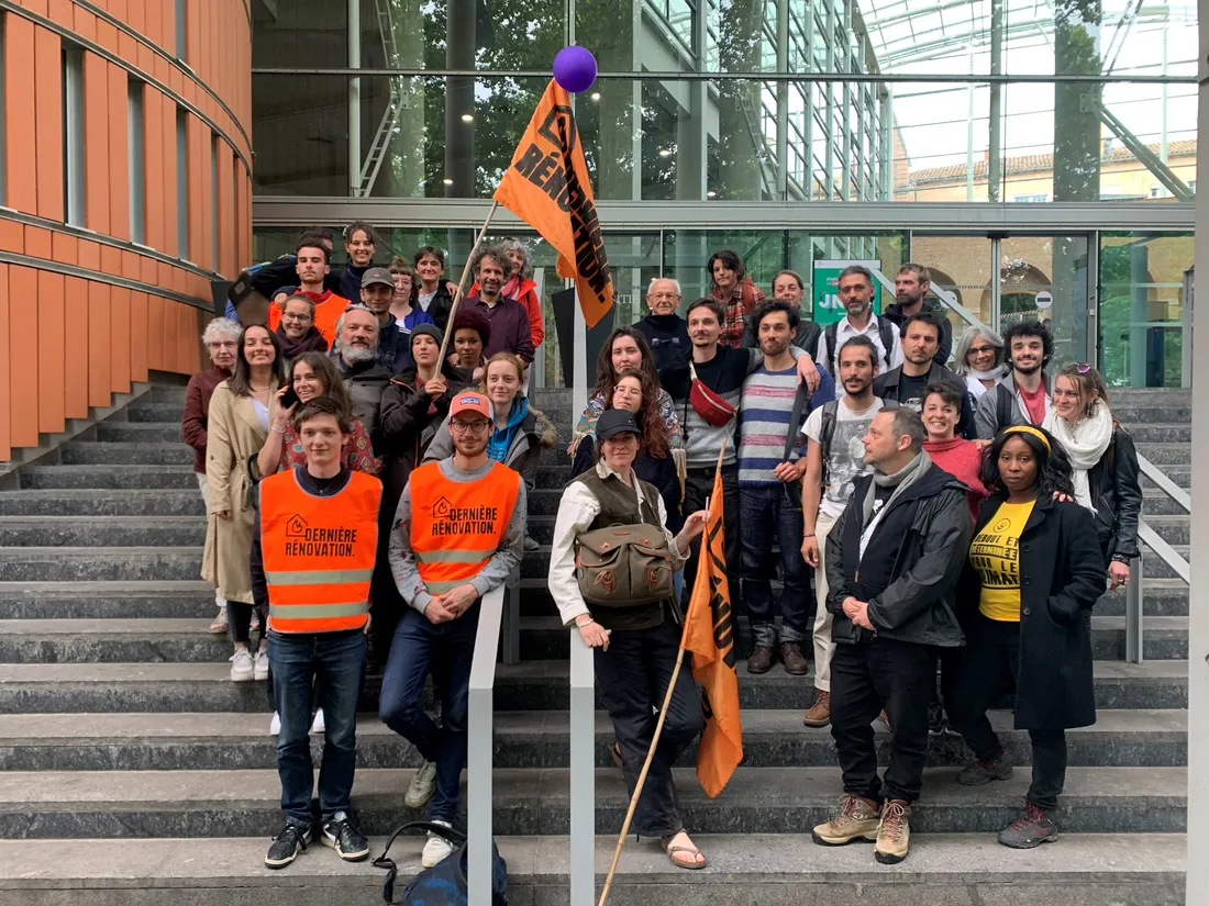 Les militants de Dernière Rénovation venus soutenir les prévenus 