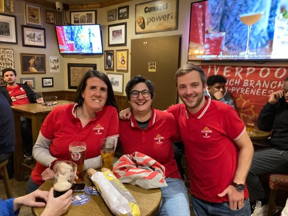 Les fans de Liverpool attablés au pub Thristy Monk 