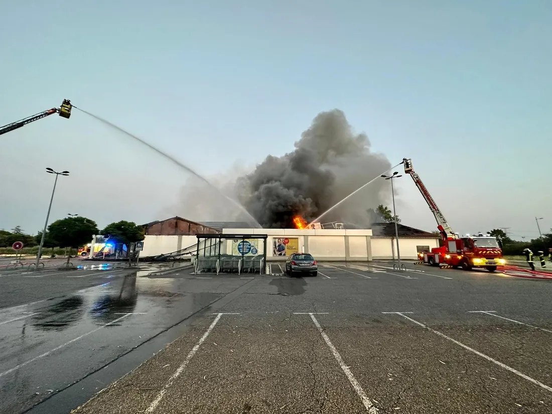 Incendie au LIDL de Castelnau d'Estrètefonds