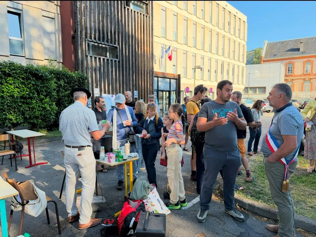 Elus, enseignants et parents d’élèves réunis ce mercredi à Foix devant l’inspection académique 