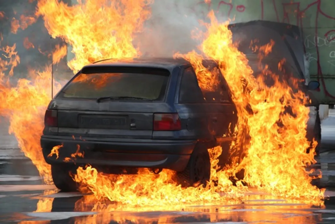 Voiture en feu - Photo illustration 