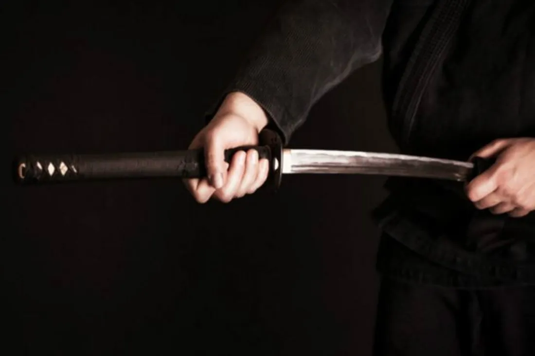 Ils menacent leur voisin avec une arme