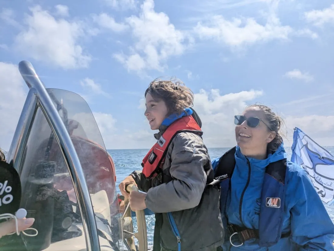 Ilan, capitaine le temps d'un instant aux côtés de Sonia, vice-présidente de l'association