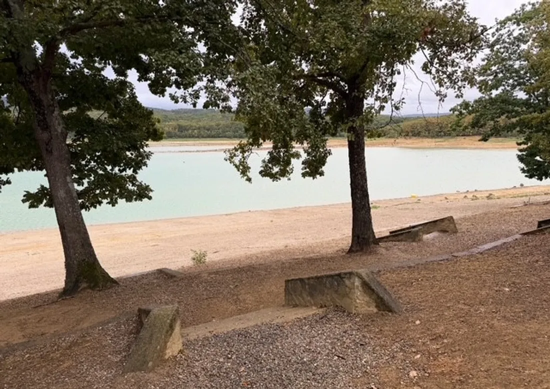 Les rives du lac de Montbel, à Léran