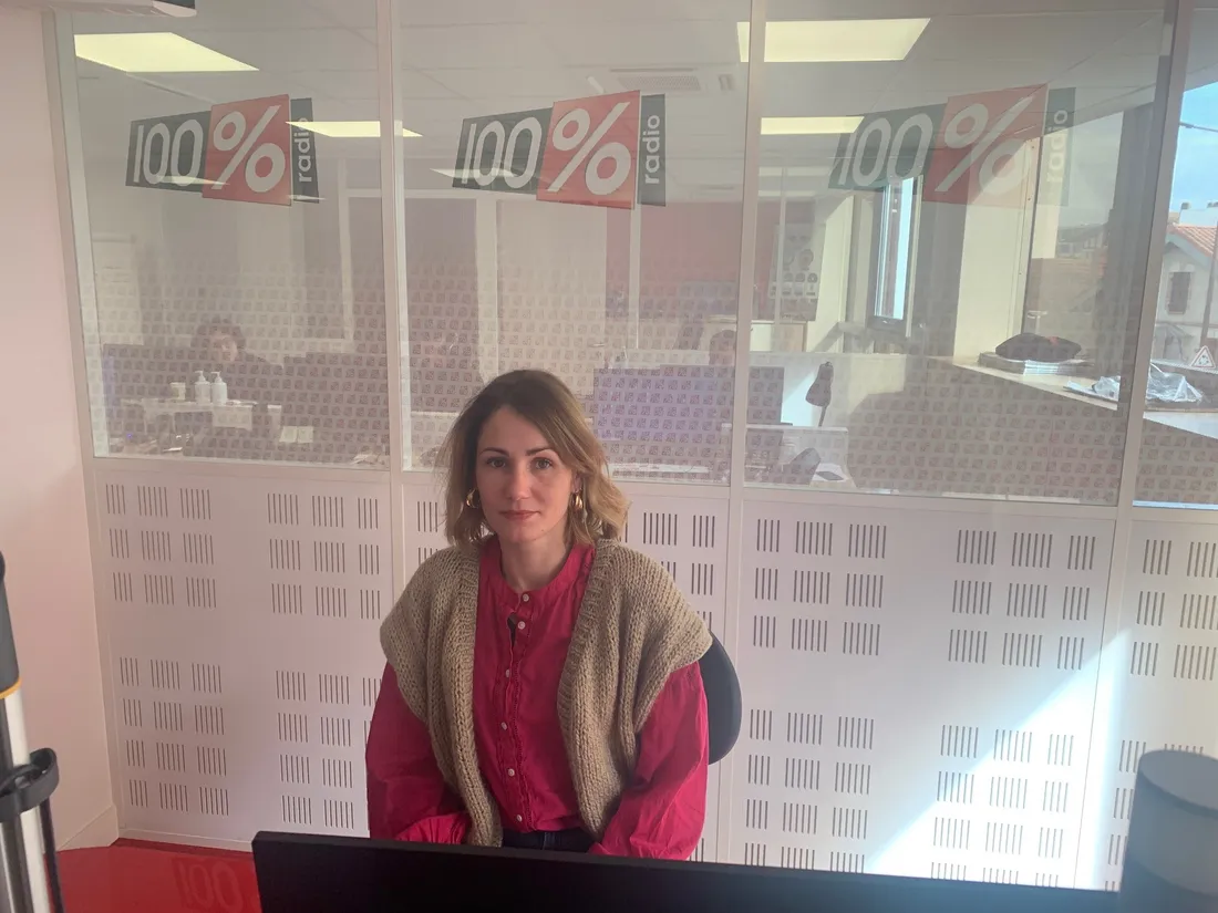 Lucie Lagarde témoigne dans les studios de 100% Radio 