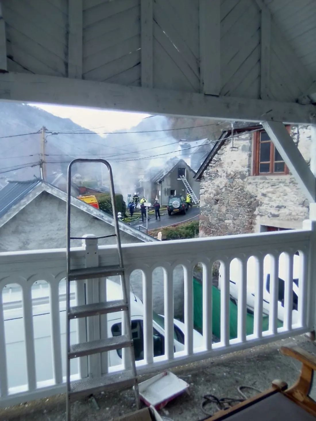 Le matin de l'incendie, les secours s'affairent. 