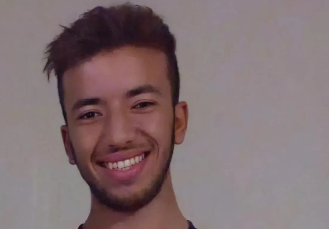 Miloud A. tout sourire posant avec un maillot du PSG 