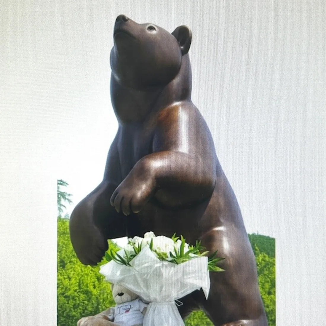 À Arbas, une statue rend hommage aux 30 ans du retour de l’ours dans les Pyrénées
