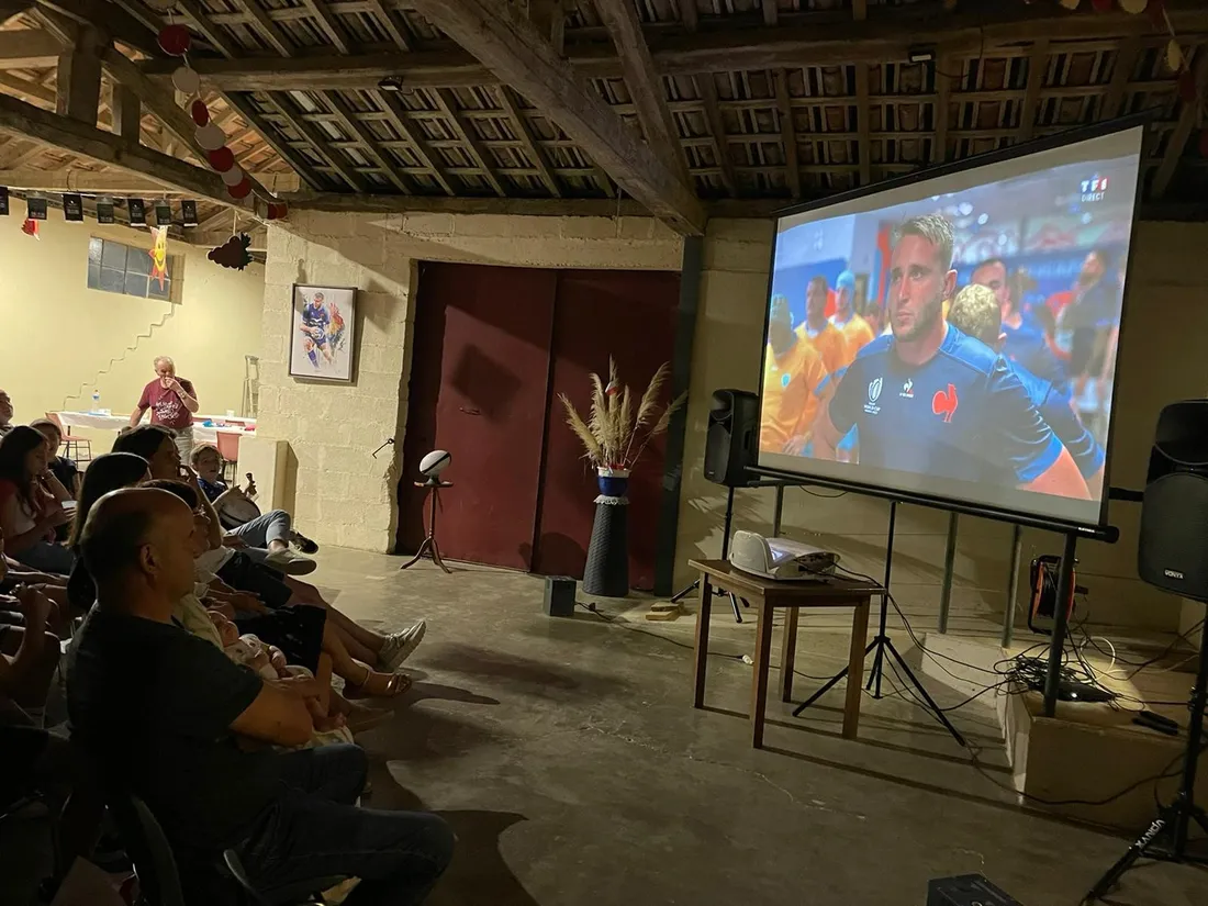 La salle des fêtes où les amis du papa visonnaient la rencontre. 