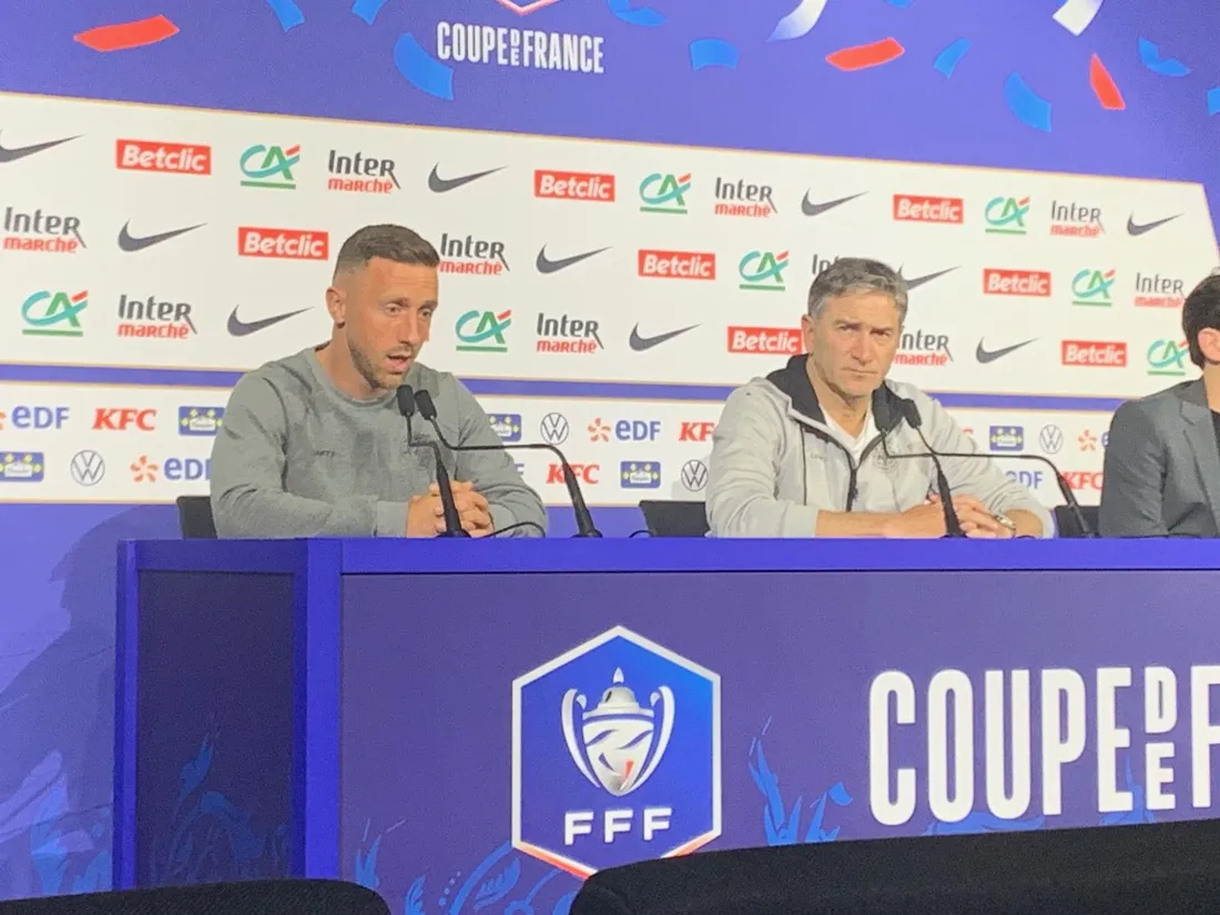 Brecht Dejaegere, capitaine du TFC était aux côtés de l’entraîneur Philippe Montanier 