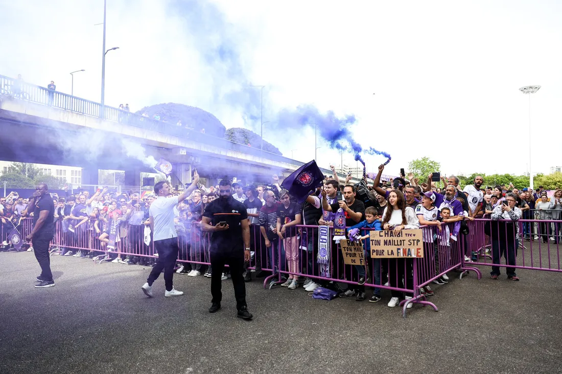 Supporters du TFC venus fêter le départ des joueurs ce jeudi 27 avril 2023 